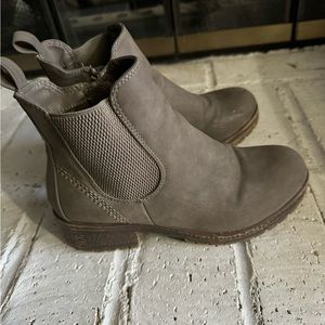 Maurice’s size 6 women’s boots
